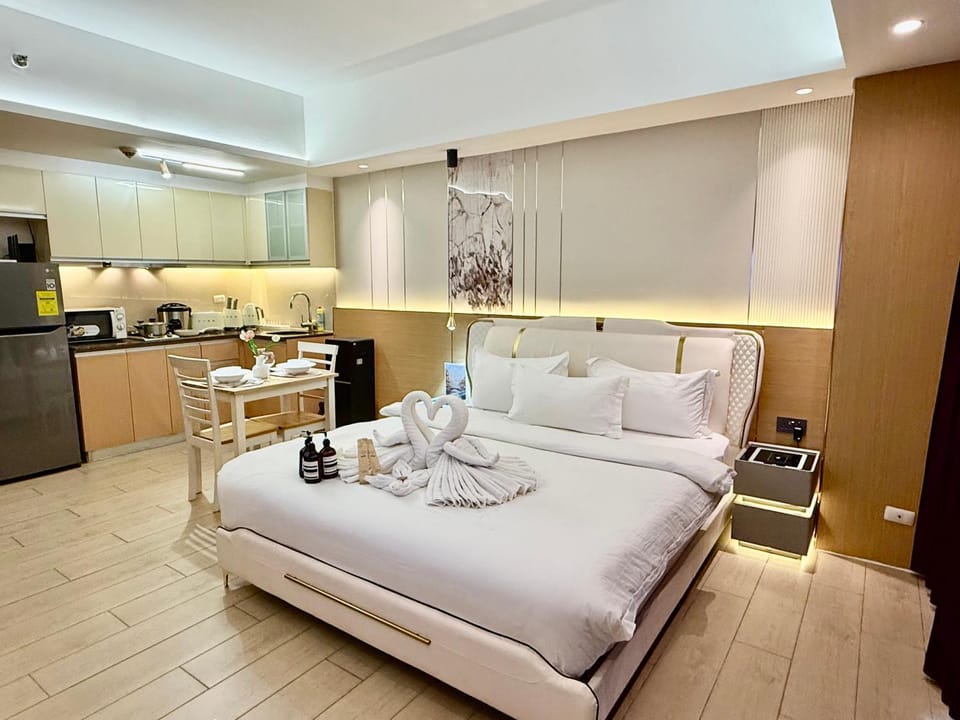 Venice Luxe King Bed Cinema Stay, Pool Canal Mall Apartment in Makati