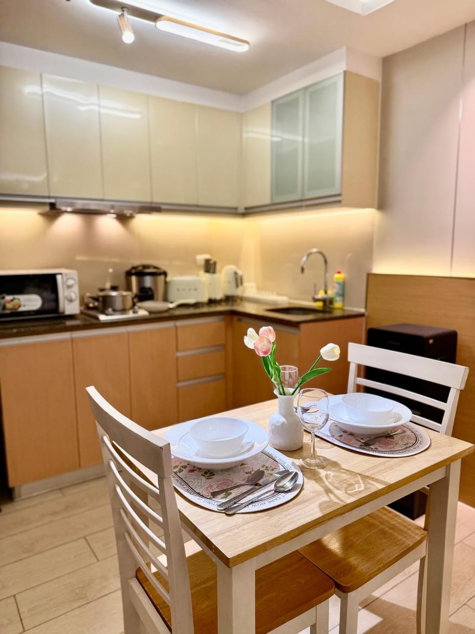 Venice Luxe King Bed Cinema Stay, Pool Canal Mall Apartment in Makati