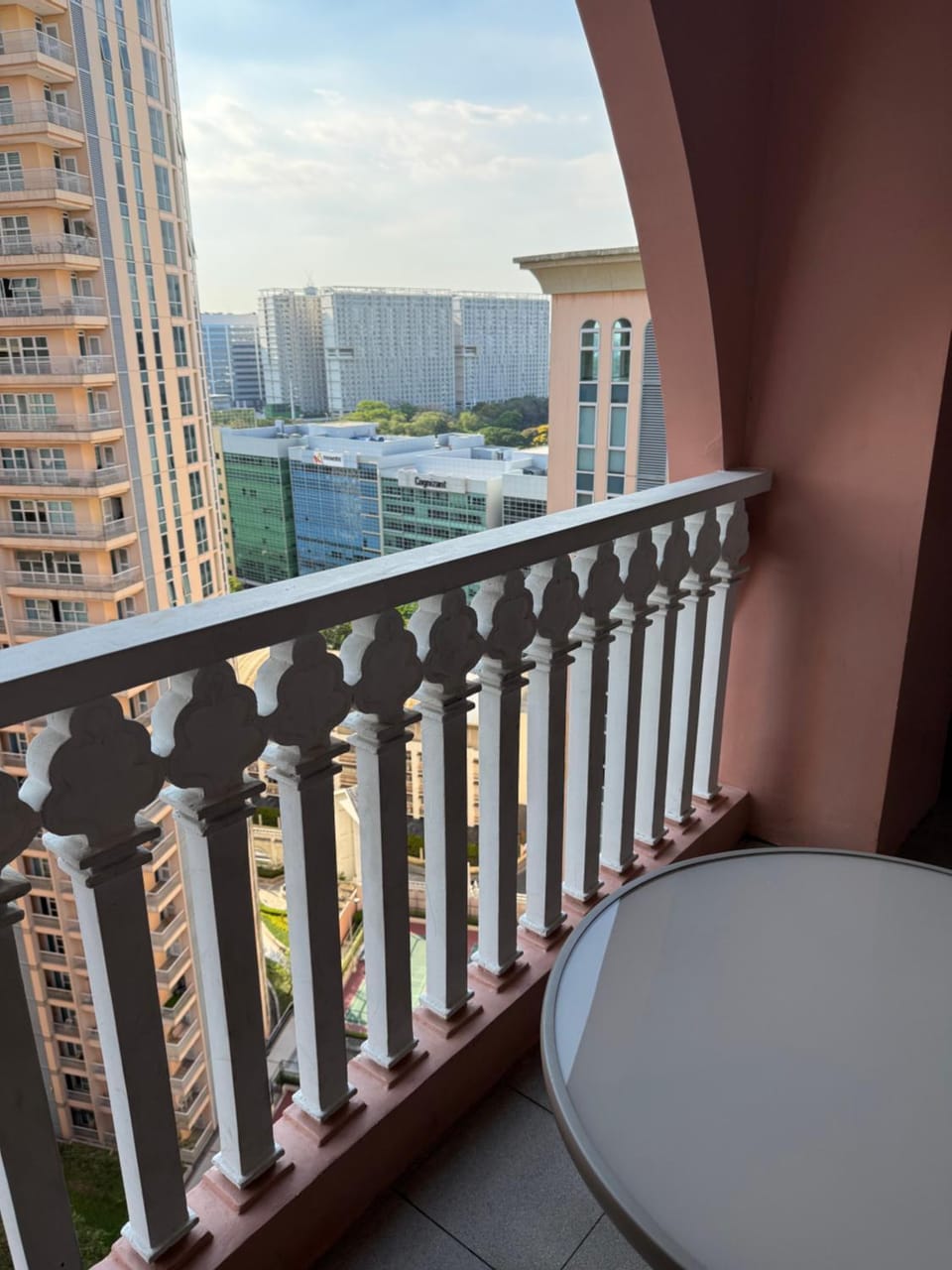 Venice Luxe King Bed Cinema Stay, Pool Canal Mall Apartment in Makati