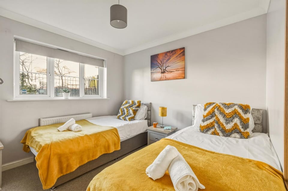 Bed, Day, Photo of the whole room, Bedroom, towels