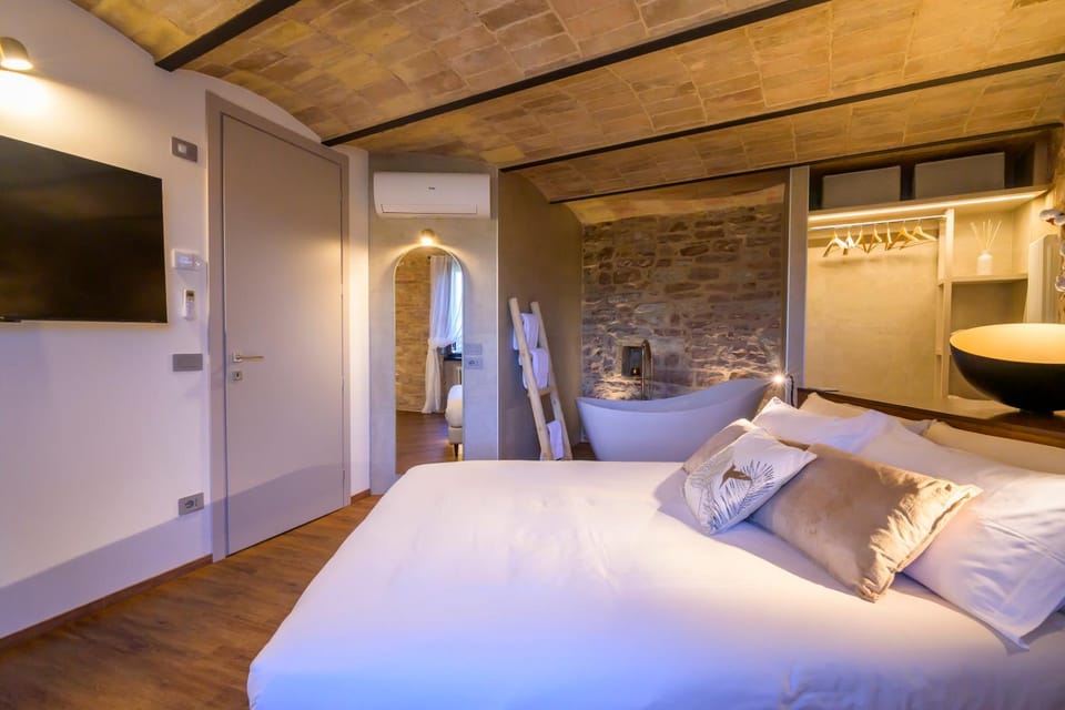 Bed, TV and multimedia, Photo of the whole room, Bedroom