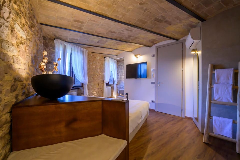 Bed, TV and multimedia, Photo of the whole room, Bedroom
