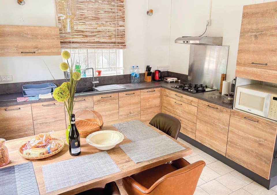 Kitchen or kitchenette, Dining area, oven, stove