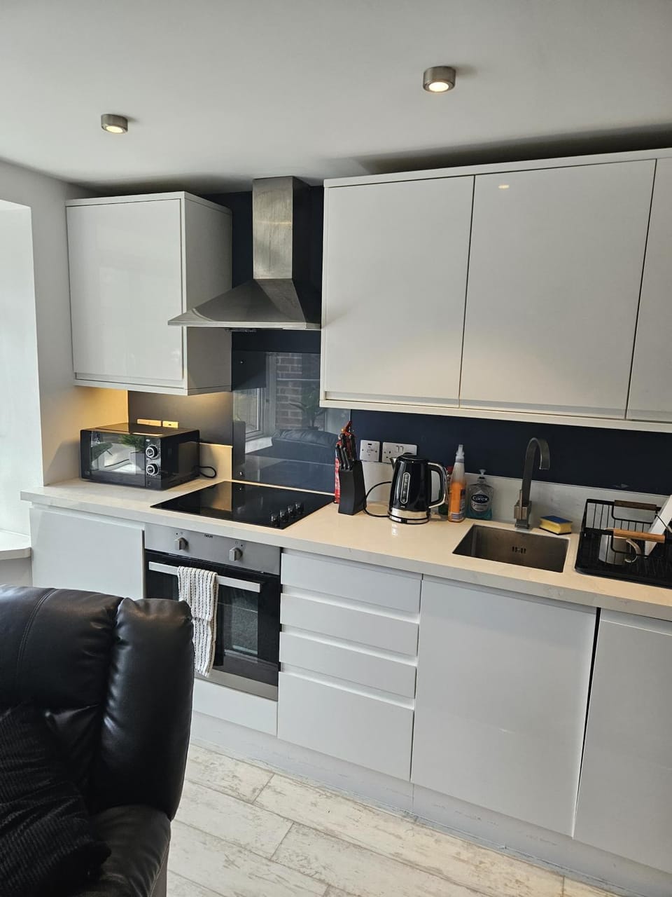 Coffee/tea facilities, Kitchen or kitchenette, stove