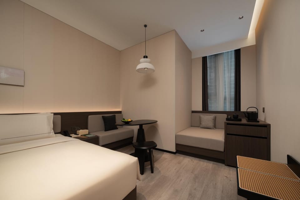 Bed, Seating area
