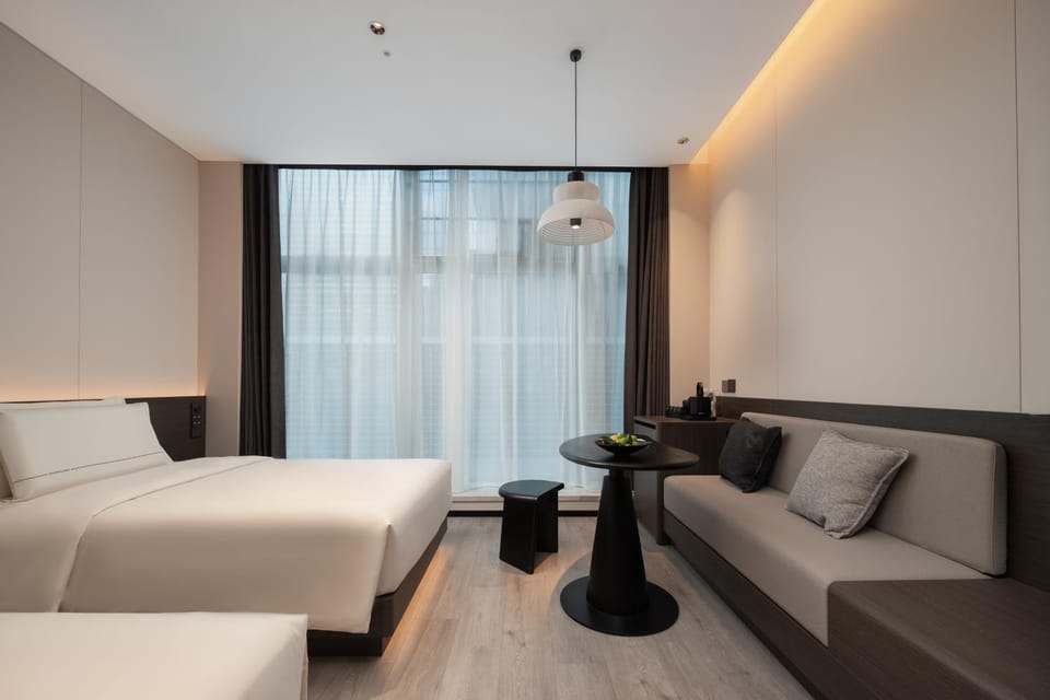 Bed, Seating area