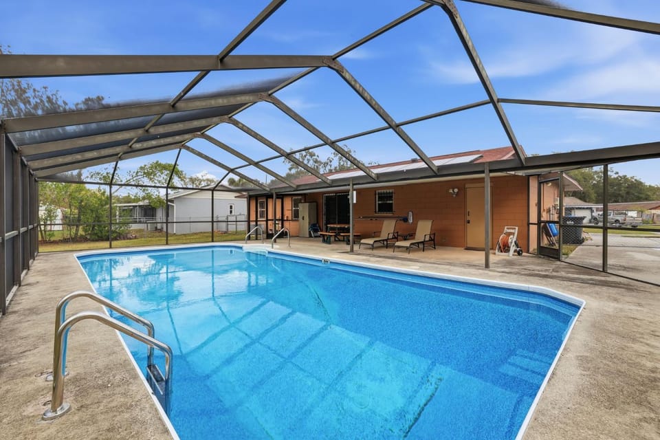 Pool view, Swimming pool, sunbed