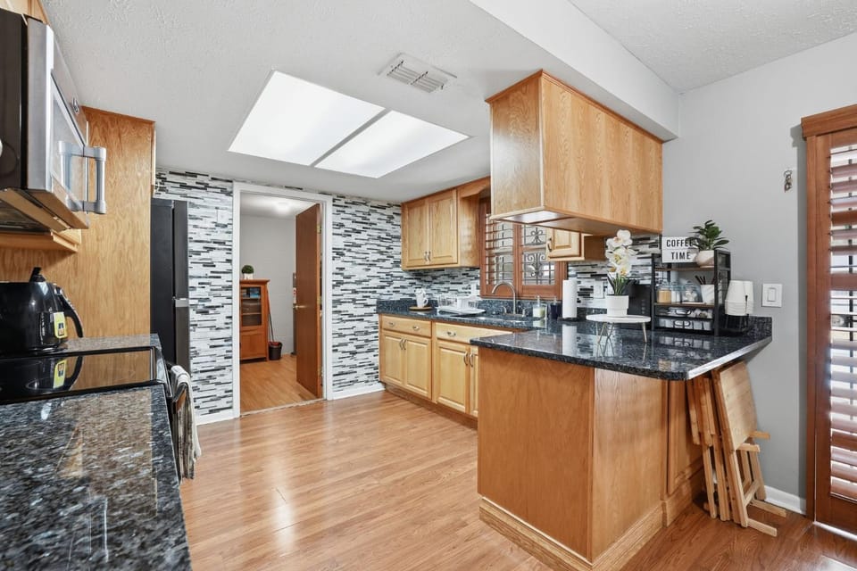 Coffee/tea facilities, Kitchen or kitchenette, stove, toaster