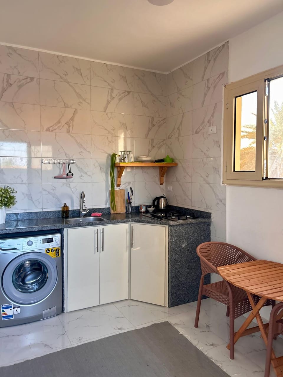 Kitchen or kitchenette, Dining area, stove, washing machine