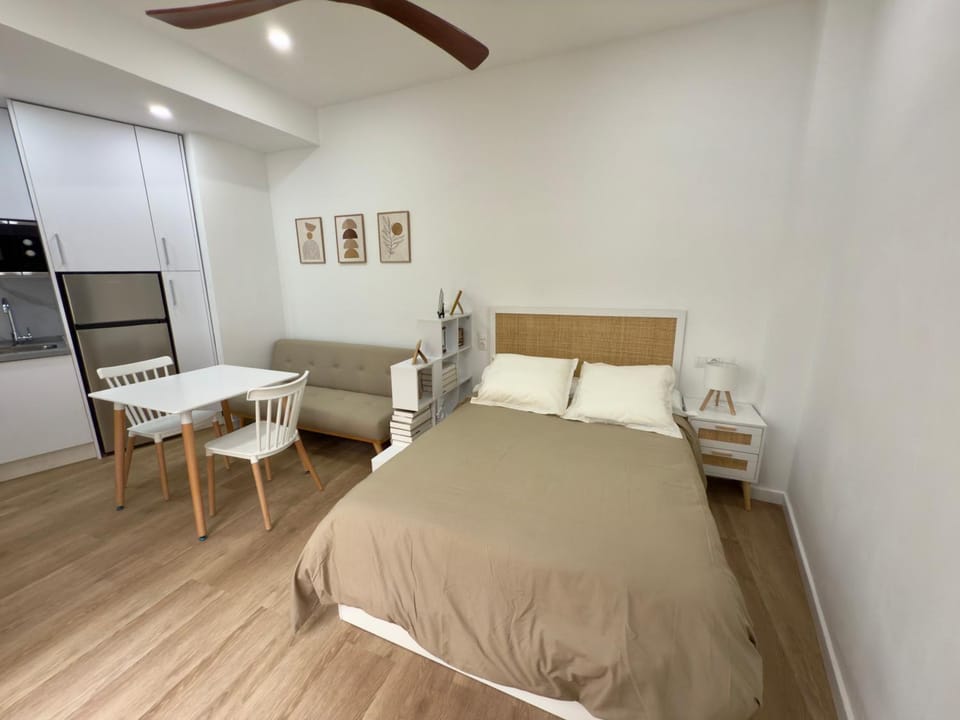Bed, Living room, Photo of the whole room, Seating area, Dining area, Bedroom