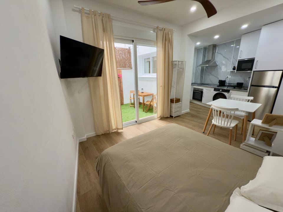 Communal lounge/ TV room, TV and multimedia, Living room, Photo of the whole room, Seating area, Bedroom