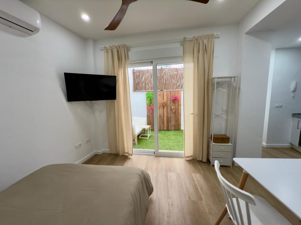 Communal lounge/ TV room, Bed, TV and multimedia, Living room, Photo of the whole room, Seating area, Bedroom, air conditioner