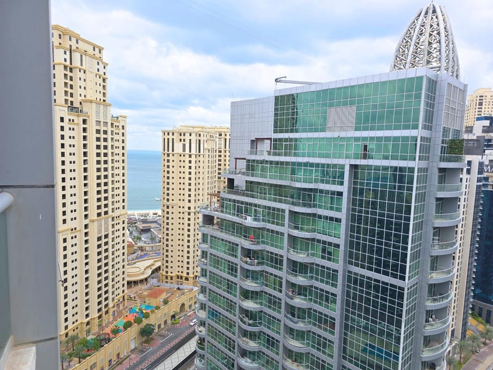 Marina Breeze - Serene Yacht Views near Ain Dubai 3 BR Apartment Apartment in Dubai
