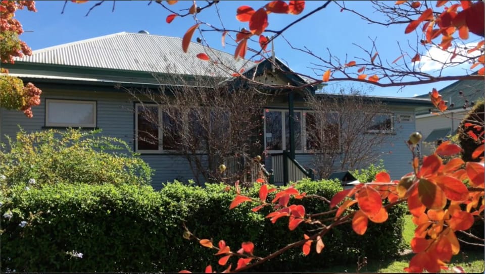 Property building, Garden, Garden view, Street view, Quiet street view