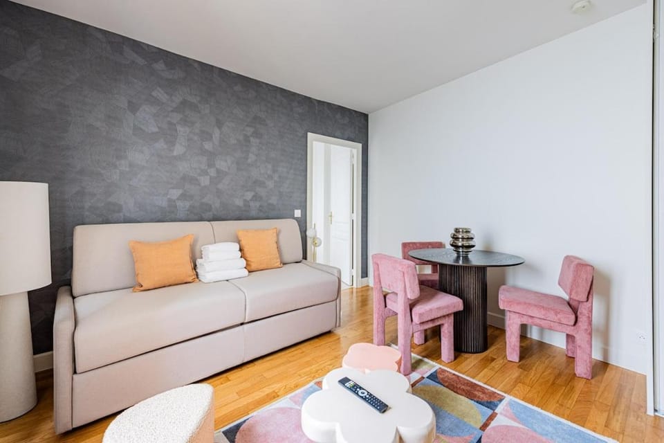 Cosy ArcdeTriomphe 4people ChampsElysée Apartment in Paris