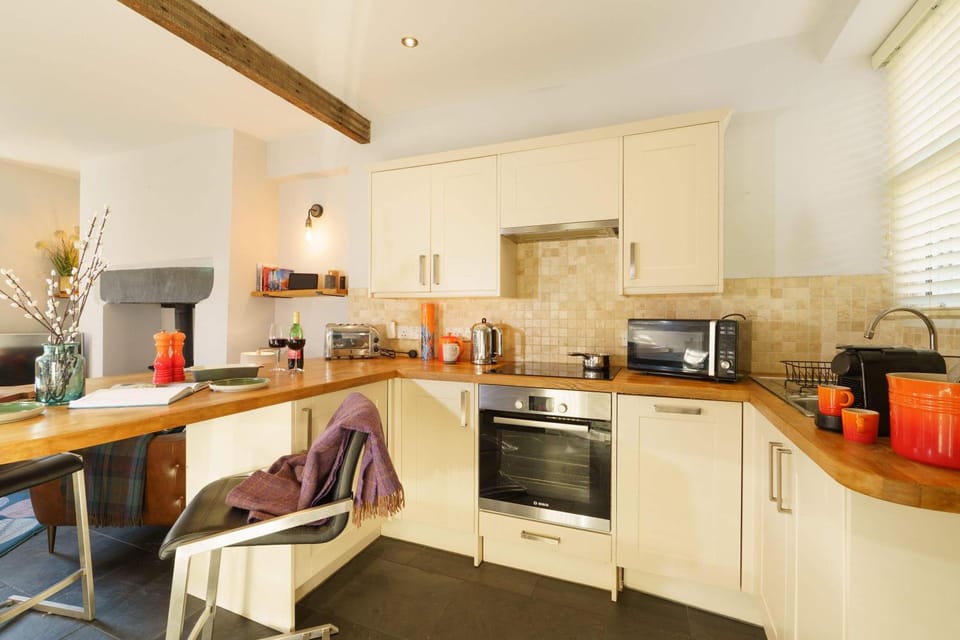 Coffee/tea facilities, Kitchen or kitchenette, dishwasher, oven, stove, toaster