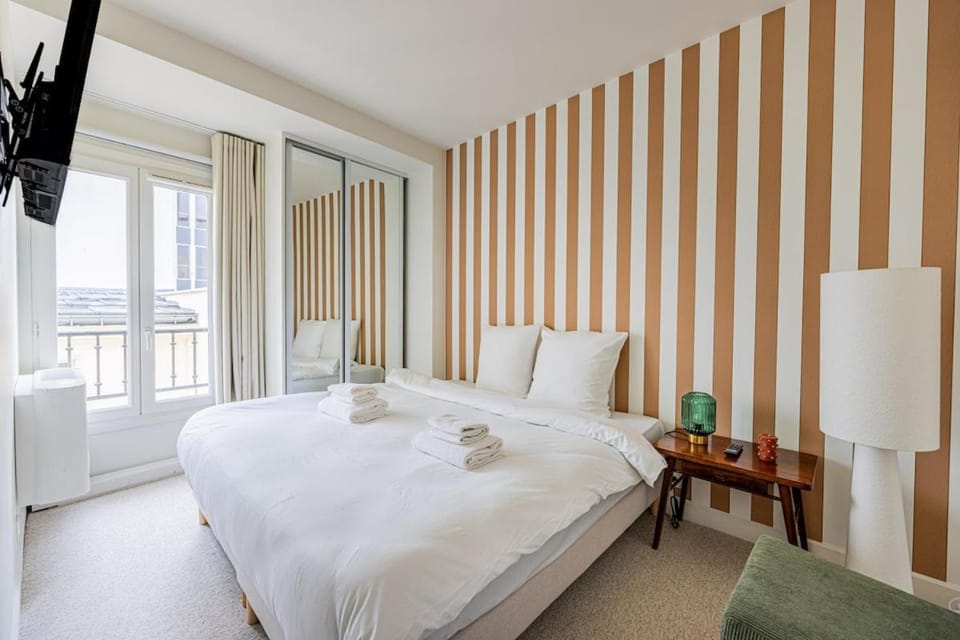 Beautiful ArcdeTriomphe 4people ChampsElysée Apartment in Paris
