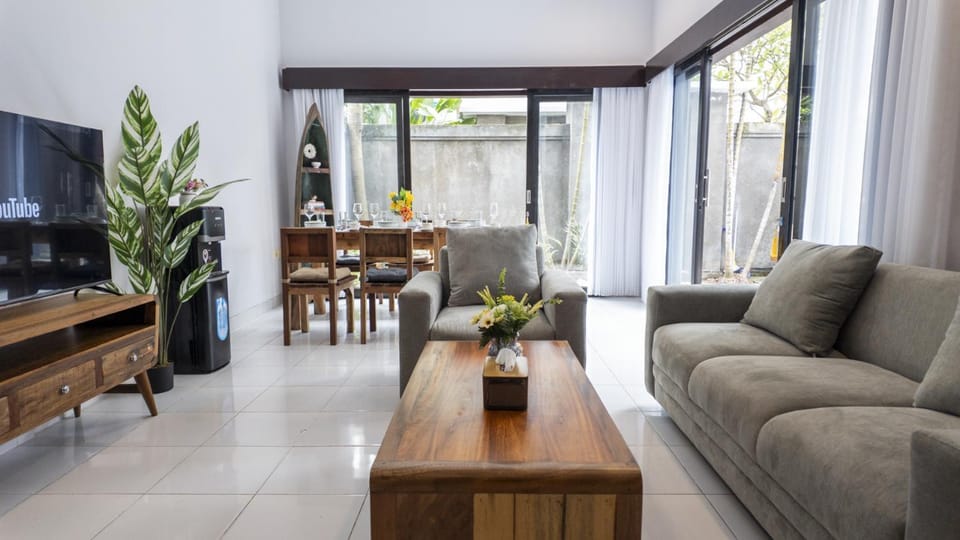 Communal lounge/ TV room, TV and multimedia, Living room, Dining area