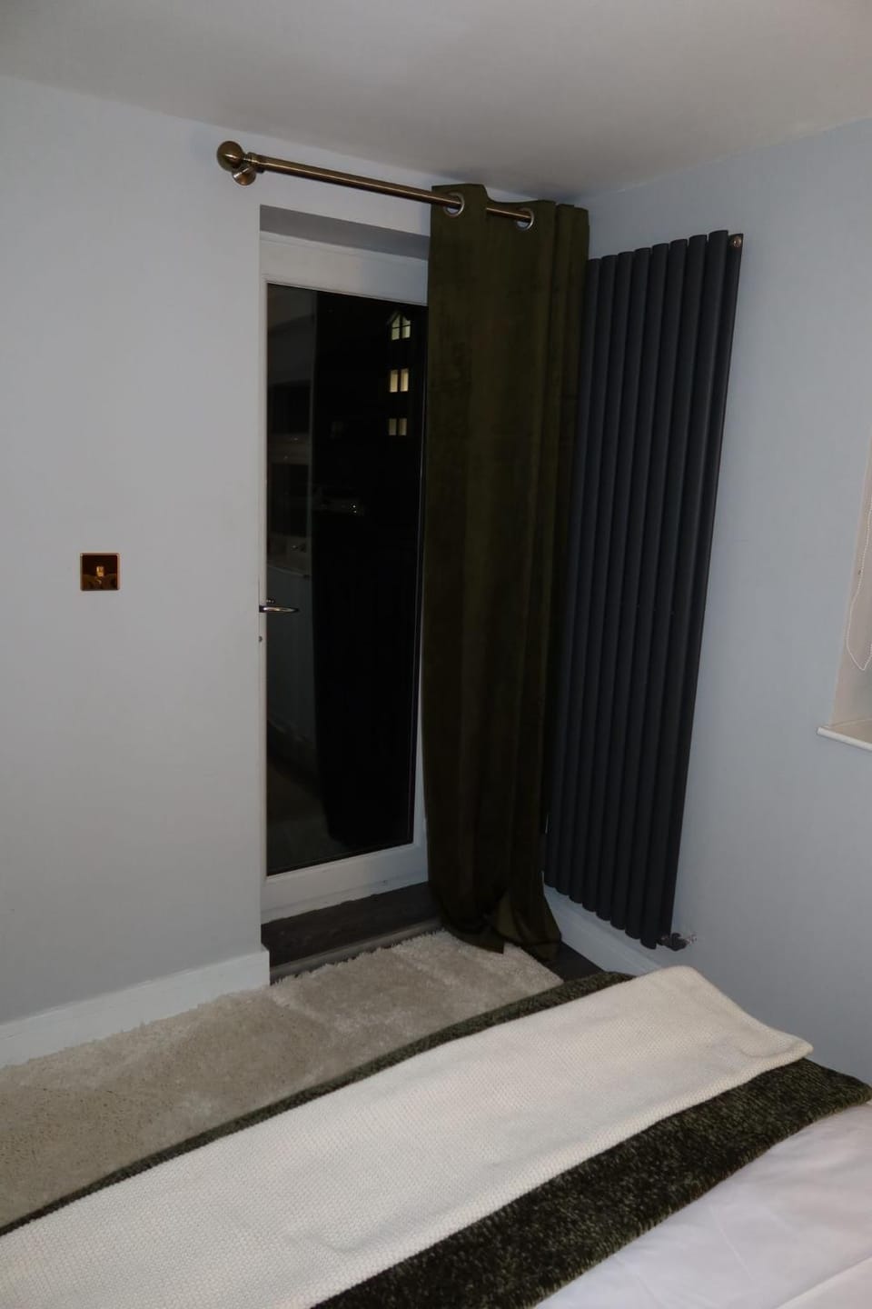 Stunning Modern 2 bed, 2 bath apartment with parking space Apartment in Croydon