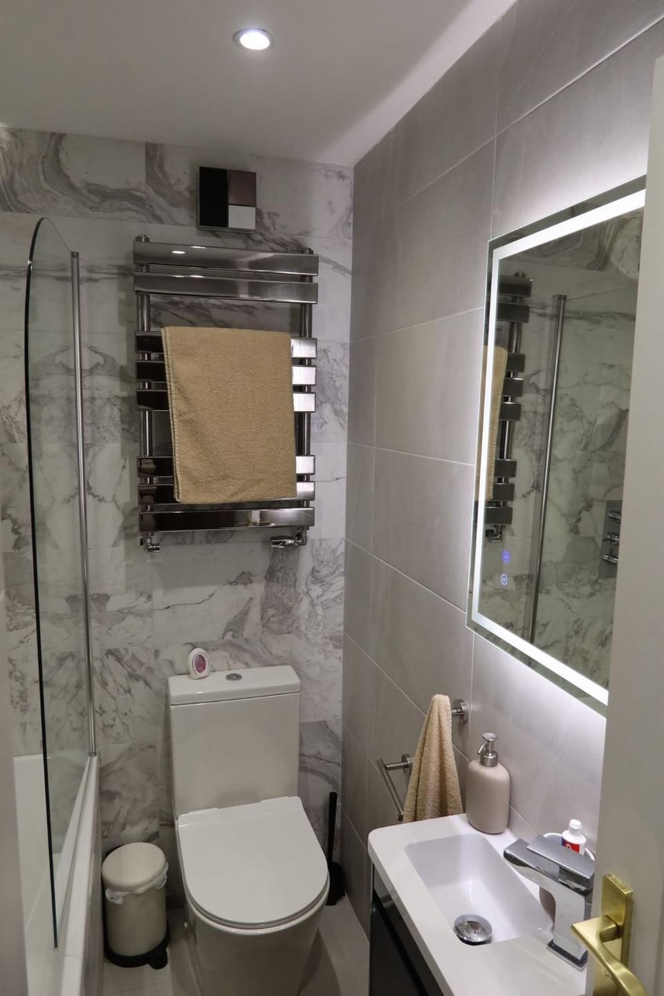Stunning Modern 2 bed, 2 bath apartment with parking space Apartment in Croydon