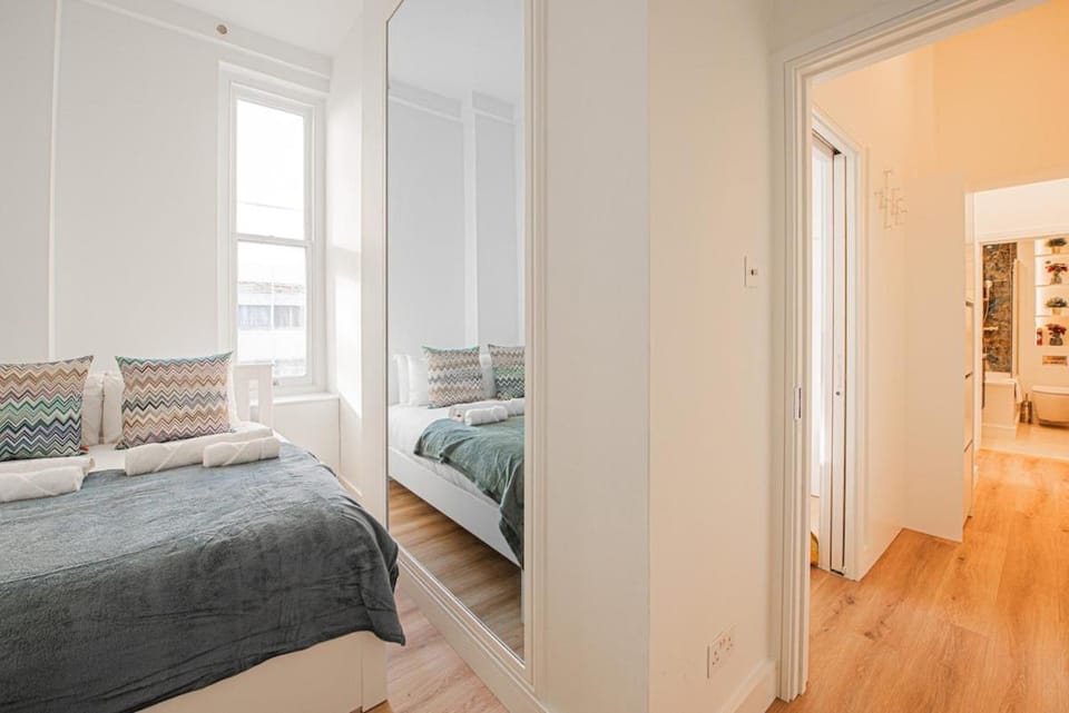 Bright Modern 2 Bed 2 Bath Apartment Paddington Apartment in City of Westminster