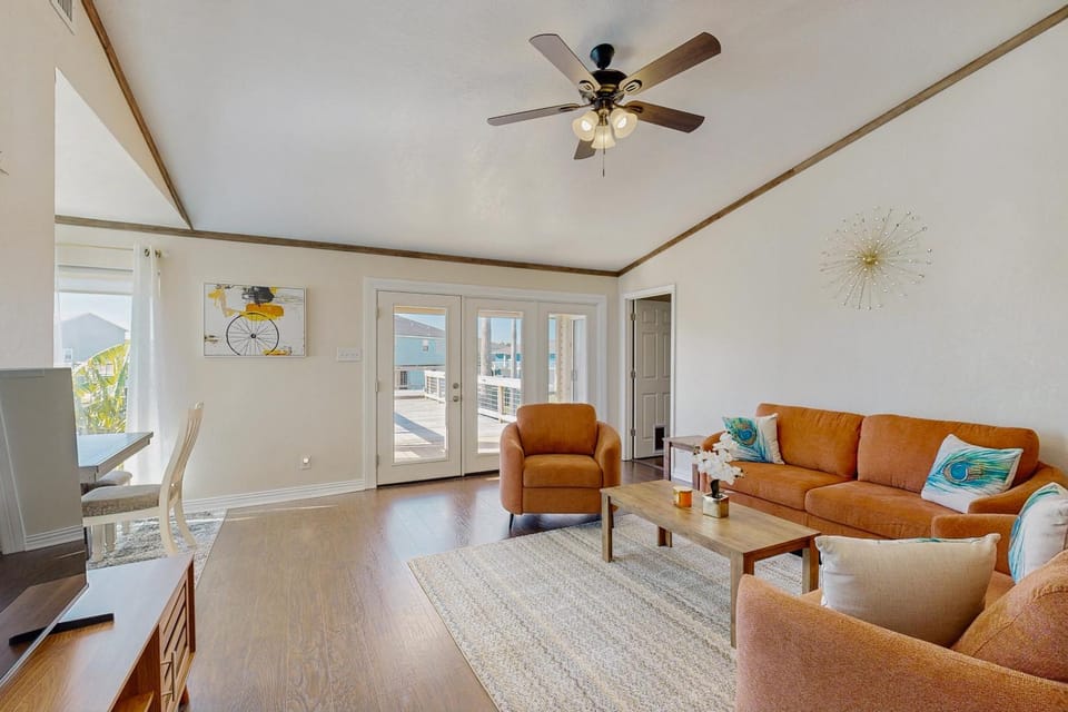 Waterfront Hideaway House in La Marque