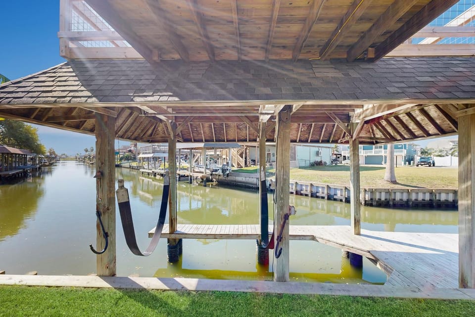 Waterfront Hideaway House in La Marque