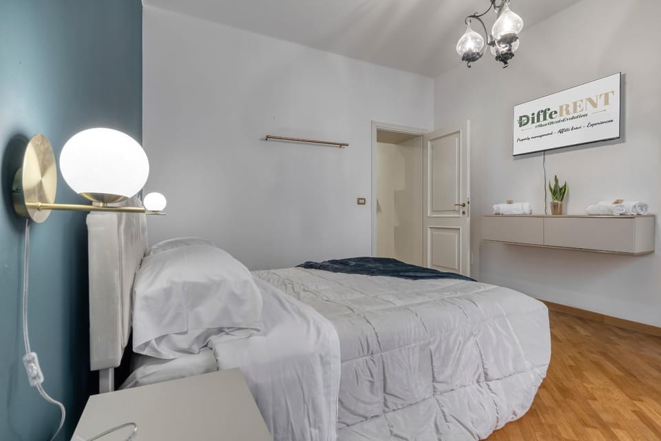 Bed, TV and multimedia, Photo of the whole room, Bedroom