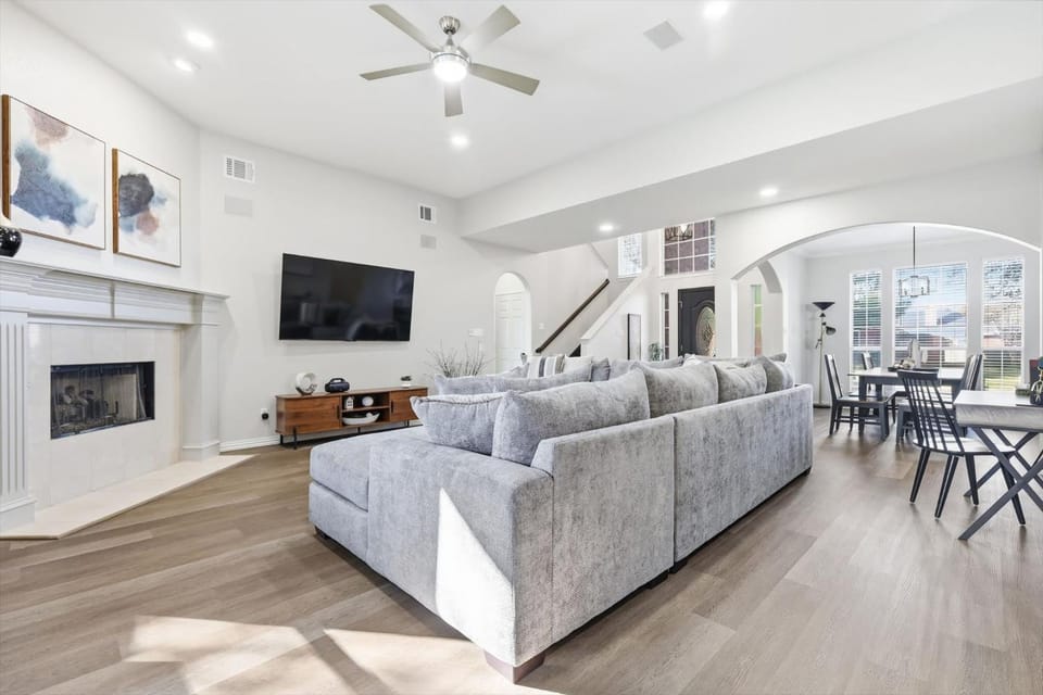 Luxury Backyard Pool & Patio Oasis 4-BD House in Lewisville