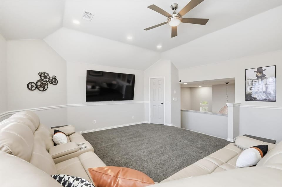 Luxury Backyard Pool & Patio Oasis 4-BD House in Lewisville