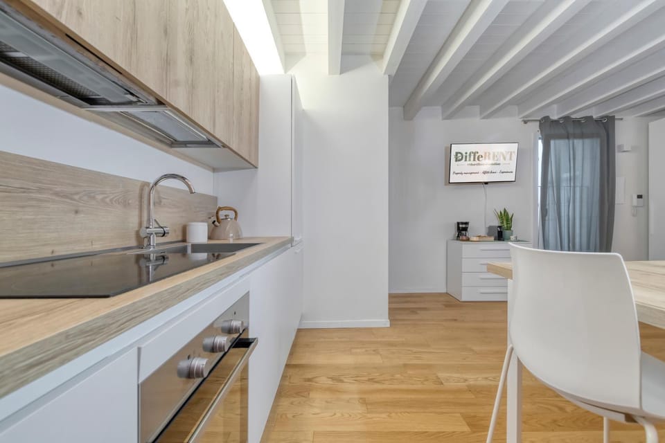 TV and multimedia, Kitchen or kitchenette, Dining area, stove