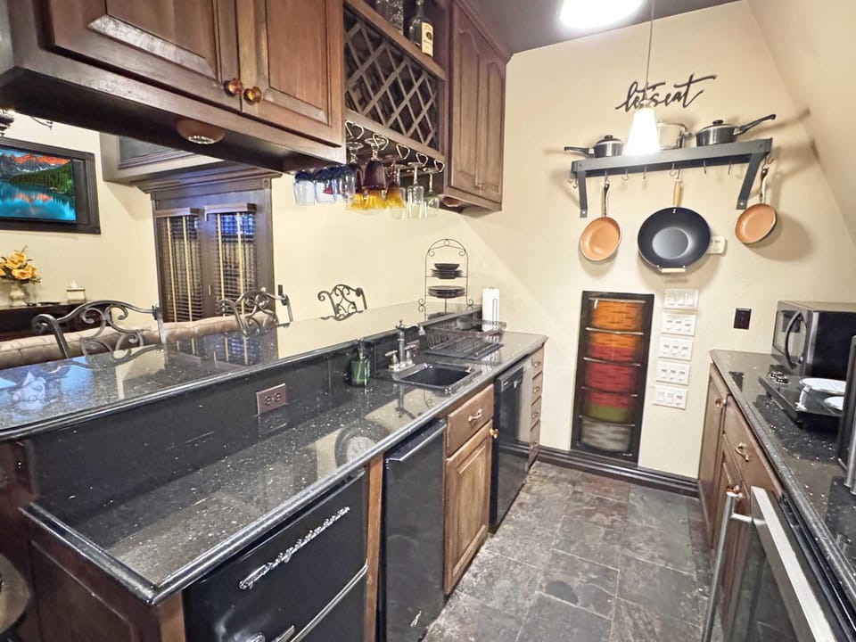 Ozark Mountain Retreat- Movie Theatre Dance Floor House in Arkansas
