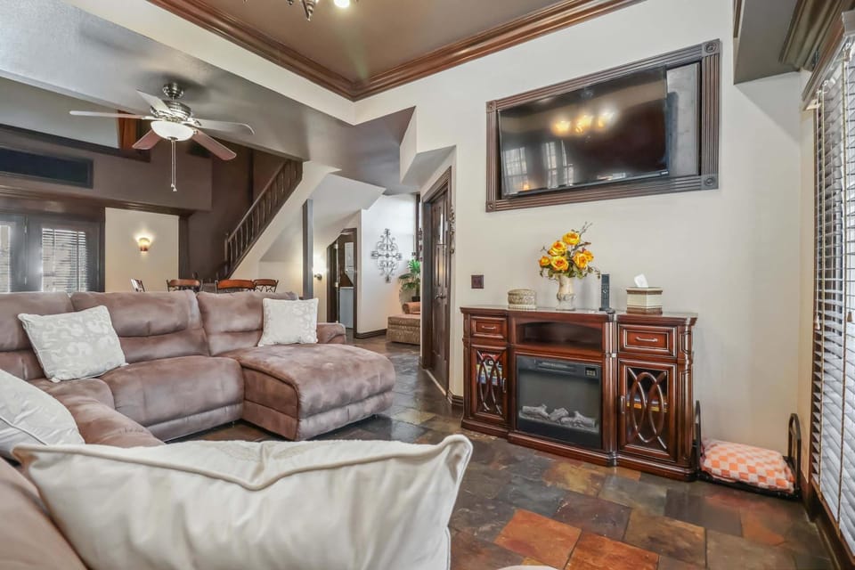 Ozark Mountain Retreat- Movie Theatre Dance Floor House in Arkansas