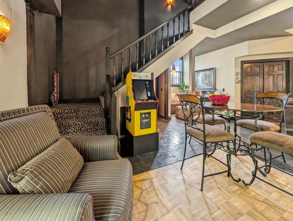 Ozark Mountain Retreat- Movie Theatre Dance Floor House in Arkansas