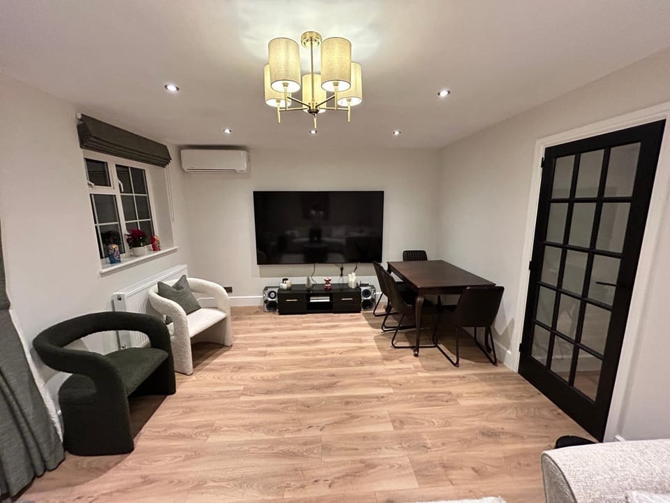 TV and multimedia, Living room, air conditioner, air conditioner