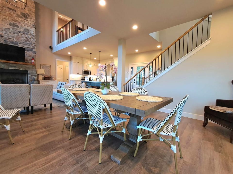Chasing Sunsets Lakeview Escape w Fire Pit & Screened Porch House in Beaver Lake