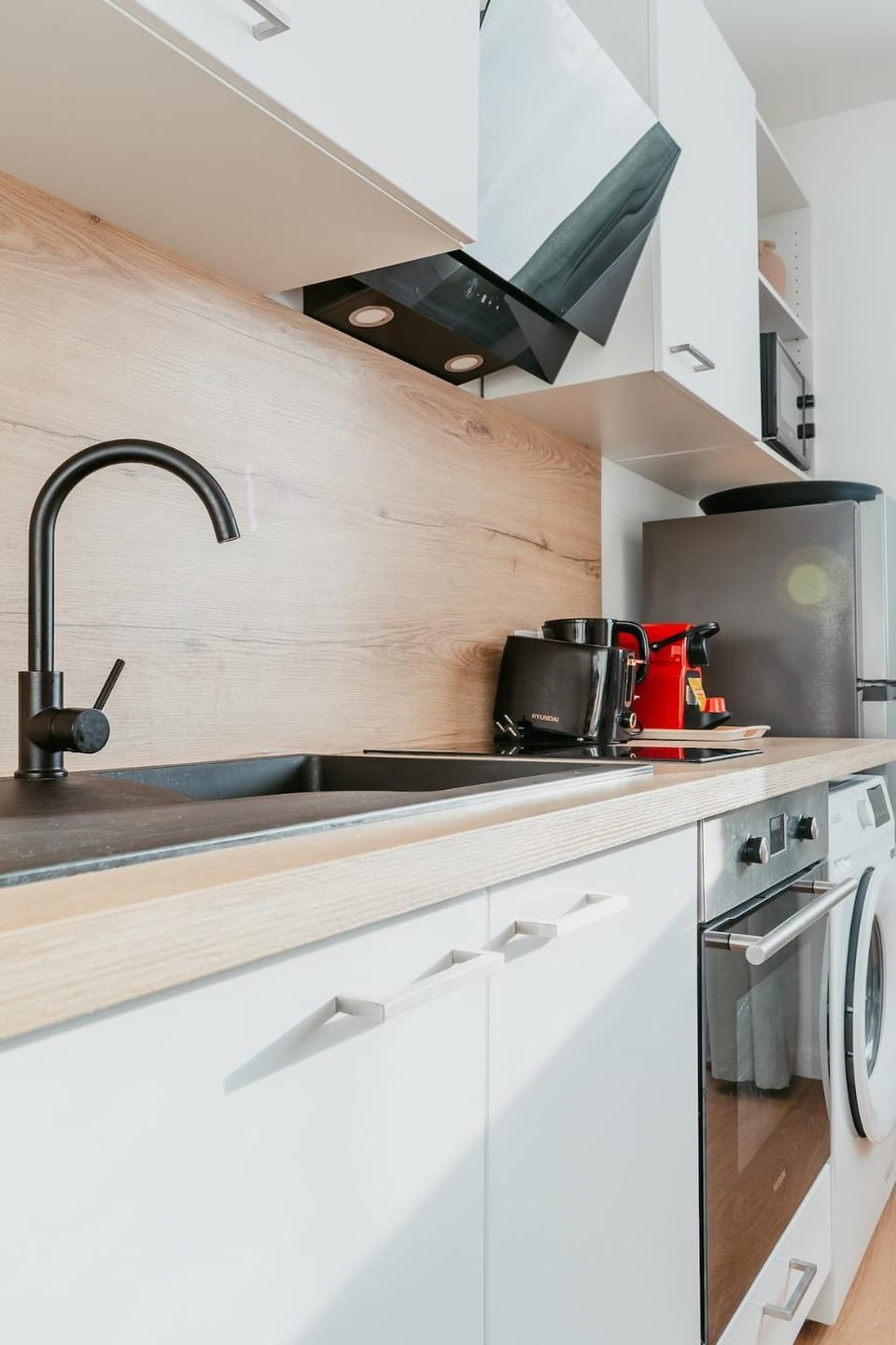 Coffee/tea facilities, Kitchen or kitchenette, Seating area, Dining area, furniture, heating, internet, storage, stove, toaster, washing machine