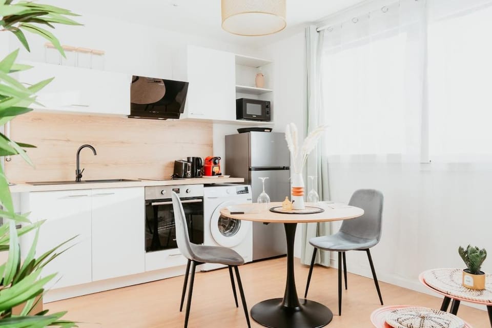 TV and multimedia, Coffee/tea facilities, Kitchen or kitchenette, Living room, Seating area, Dining area, furniture, heating, internet, oven, storage, toaster, washing machine