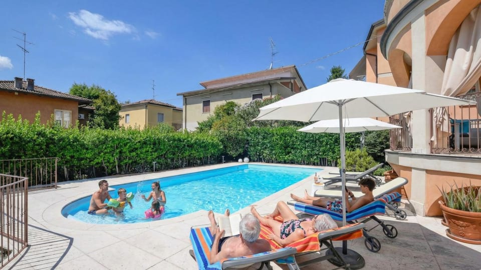 Property building, Garden, Garden view, Pool view, Swimming pool, sunbed