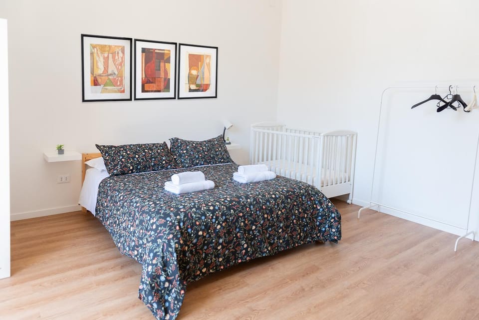 Bedroom, cot