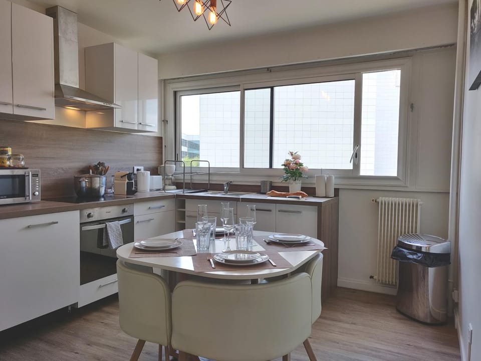 Coffee/tea facilities, Dining area, dishwasher, microwave, oven, stove, toaster, kitchen