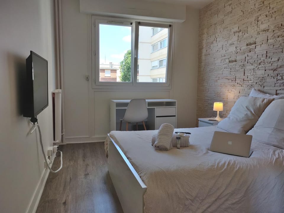 Bed, TV and multimedia, Photo of the whole room, Seating area, Bedroom, towels