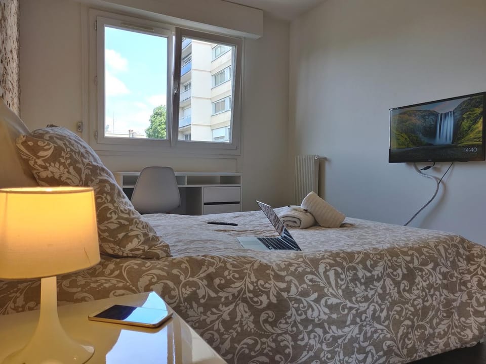Bed, TV and multimedia, Photo of the whole room, Seating area, Bedroom