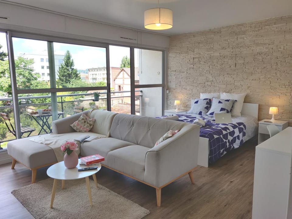 Bed, Photo of the whole room, Seating area, Bedroom