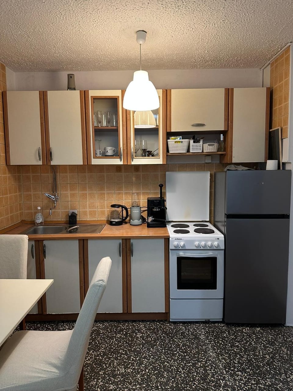 Coffee/tea facilities, Kitchen or kitchenette, oven, stove