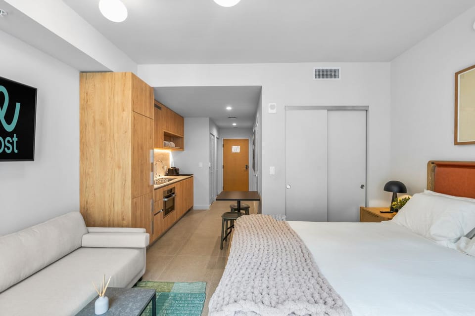 Bed, TV and multimedia, wardrobe