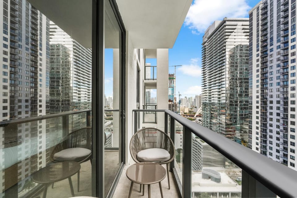 View (from property/room), Balcony/Terrace, Seating area, City view