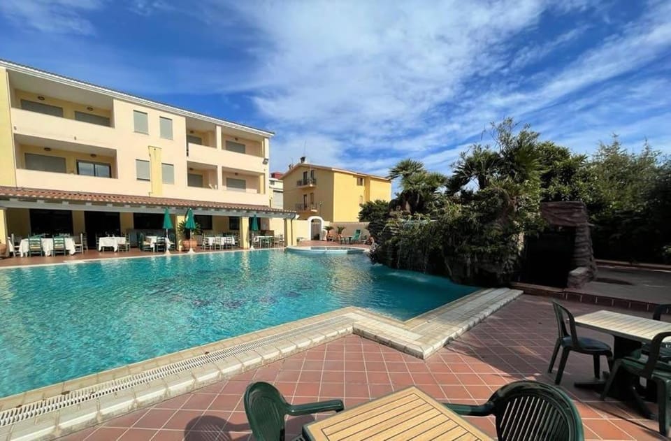 Swimming pool, sunbed
