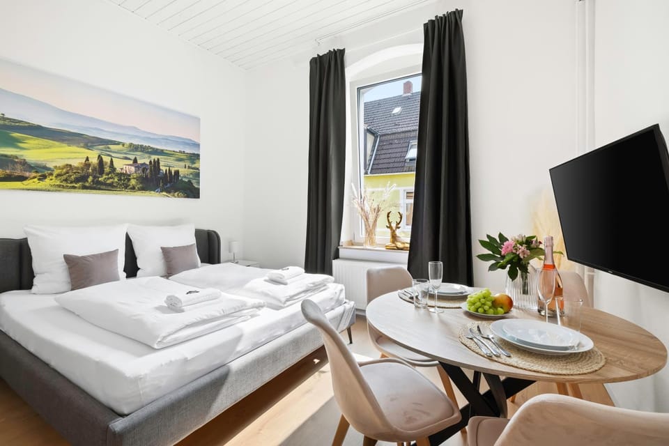 Communal lounge/ TV room, Bed, TV and multimedia, Living room, Seating area, Dining area, Bedroom, furniture, room service, towels