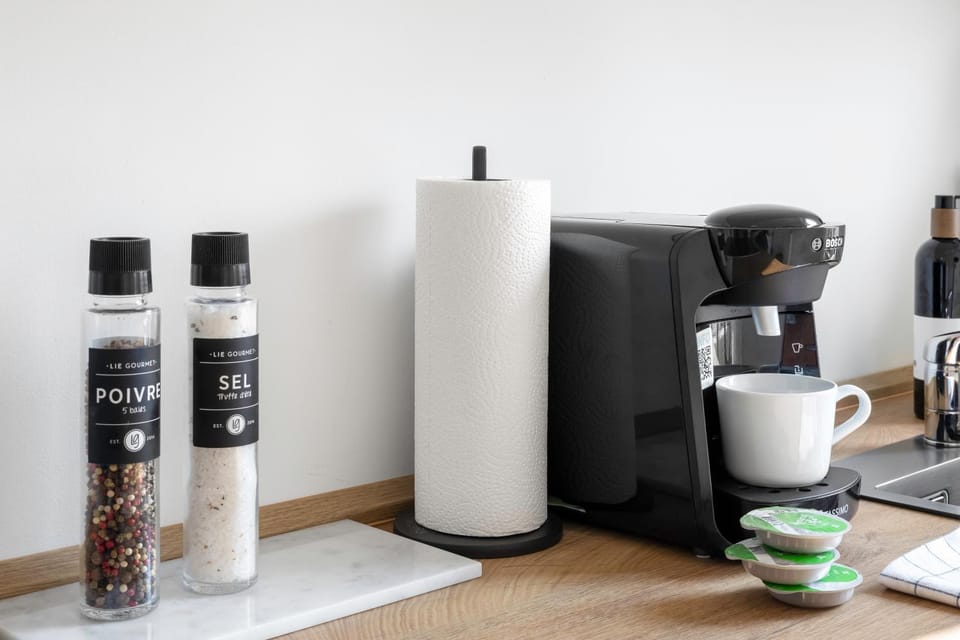 Coffee/tea facilities, Kitchen or kitchenette, Seating area, Dining area, microwave, oven, stove, toaster, kitchen